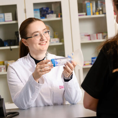 Studenten apothekersassistent geven medicijnen uit