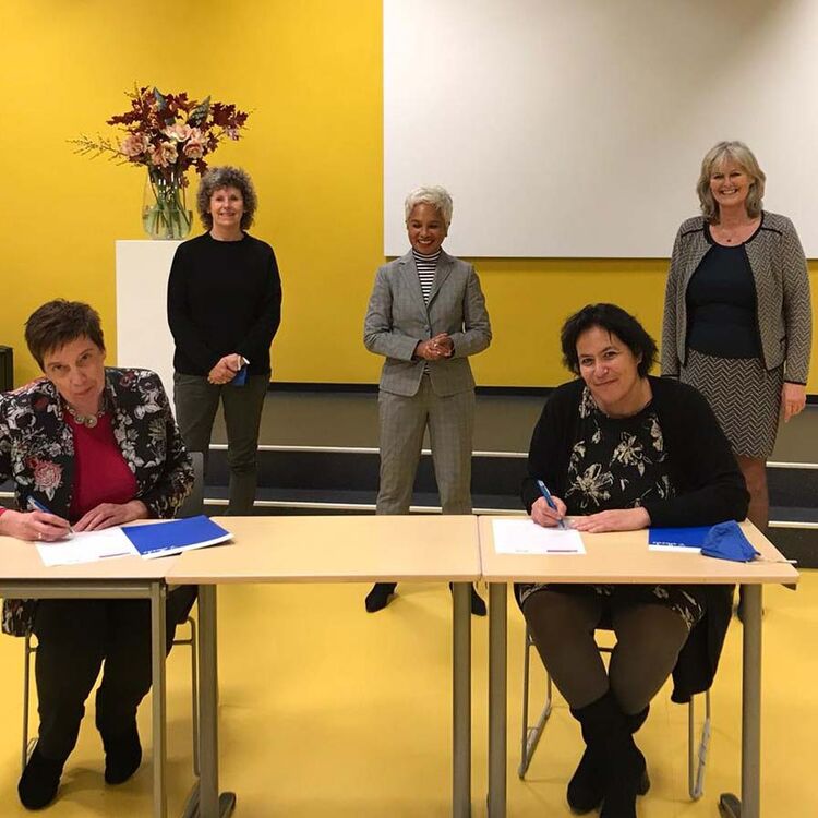 Ingrid van Steenhoven (links) en Ingrid Tuinenburg (rechts) tekenen de hernieuwde samenwerkingsovereenkomst. Op de achtergrond v.l.n.r.: Andrea van der Schoot (Albeda), Diantha Rumahlewan (Zadkine) en Aly Dassen (Albeda)