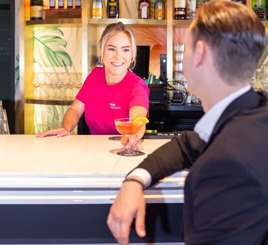 Bartender met cocktail