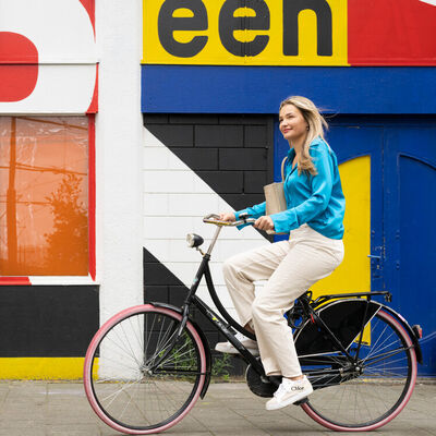 student e commerce opleiding mbo onderweg naar haar les in Rotterdam