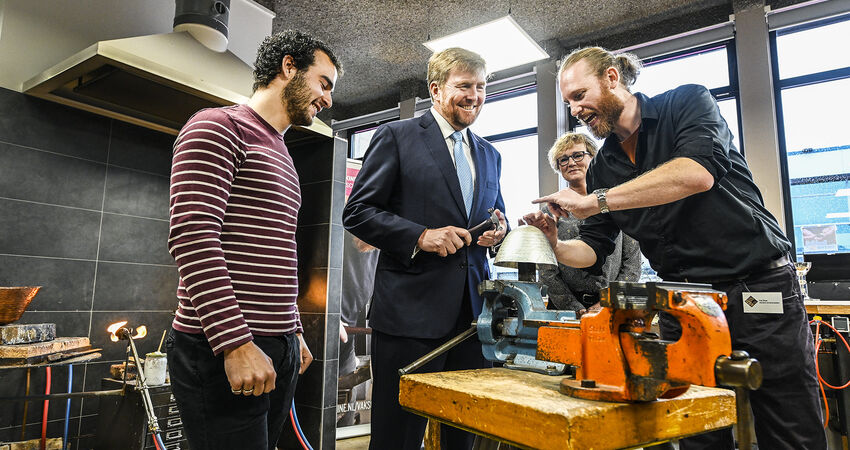 Koning Willem-Alexander leert Zilversmeden op Vakschool Schoonhoven