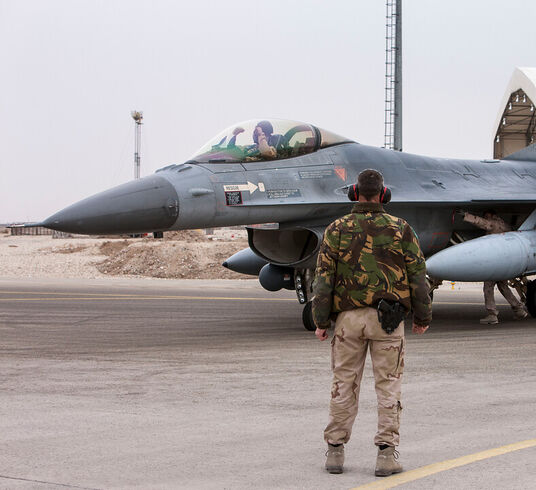 Beveiliger Koninklijke Luchtmacht beveiligt gevechtsvliegtuig.