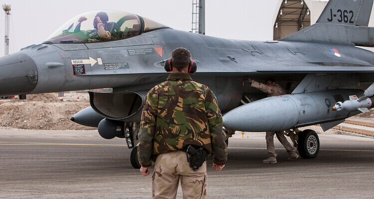 Beveiliger Koninklijke Luchtmacht beveiligt gevechtsvliegtuig.