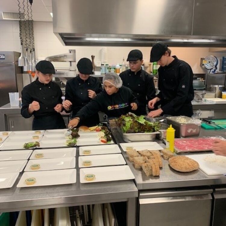 Studenten in de keuken voor burgemeester Rotterdam