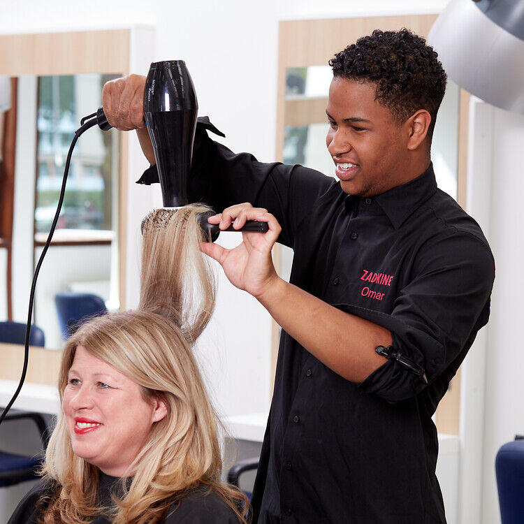 Student Hairstylist Sontje verzorgt het haar van een klant